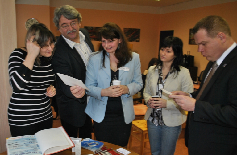 Nad kronikou Linky důvěry (zleva) M. Teplá, I. Brát, první telefonistka LD  M. Vodičková, V.  Brožová, P. Petráček.